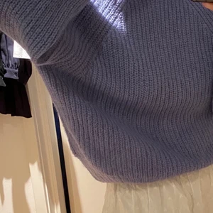 Stickad tröja - Stickad ljusblå tröja från Weekday. Aldrig använd. Väldigt skönt och varmt material, ballongarmar och lite högre krage. Super fin till sommaren och våren. Köpt för cirka 1 år sedan i butik⭐️💕