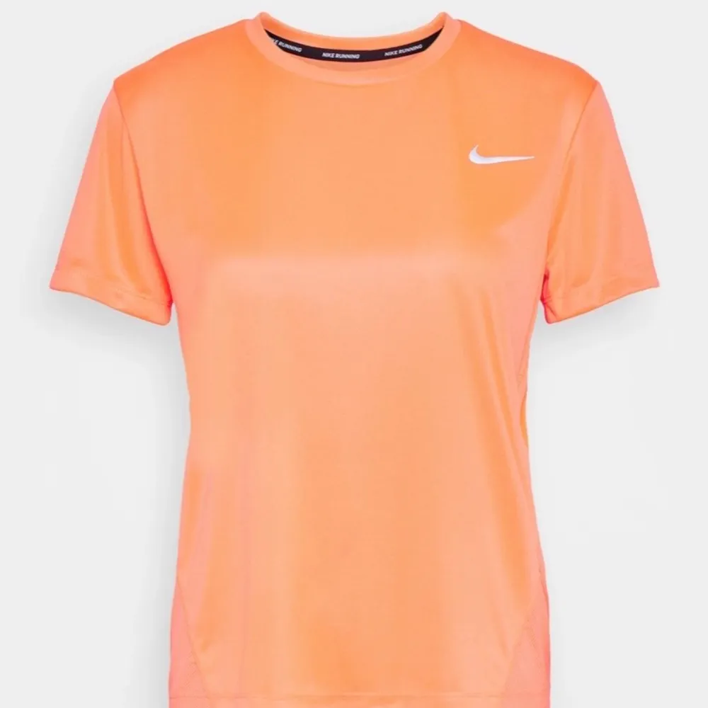 Neon orange träningströja från Nike. Obs bild nr 2 är den som säljs. Är i storlek xs och är figursydd. Ni kan buda på denna! . T-shirts.