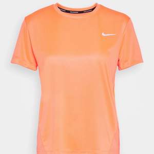 Neon orange träningströja från Nike. Obs bild nr 2 är den som säljs. Är i storlek xs och är figursydd. Ni kan buda på denna! 