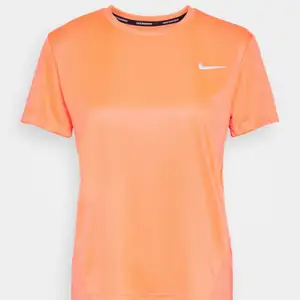 Neon orange träningströja från Nike. Obs bild nr 2 är den som säljs. Är i storlek xs och är figursydd. Ni kan buda på denna! 