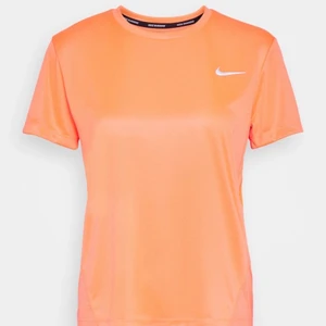 Nike träningstshirt - Neon orange träningströja från Nike. Obs bild nr 2 är den som säljs. Är i storlek xs och är figursydd. Ni kan buda på denna! 