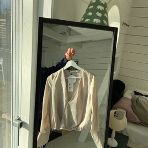 NA-KD blus - Supersöt blus från nakd. Aldrig använd med prislappen kvar. Stolek 32. Kan skickas men då står köparen för frakten. Annars kan jag mötas upp i Nacka.