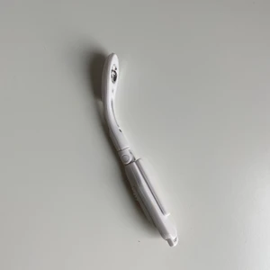 Boklampa - Liten lampa som man kan fästa på en bok när man läser och det är mörkt men inte vill tända lampan, sitter batteri i, fri frakt✨