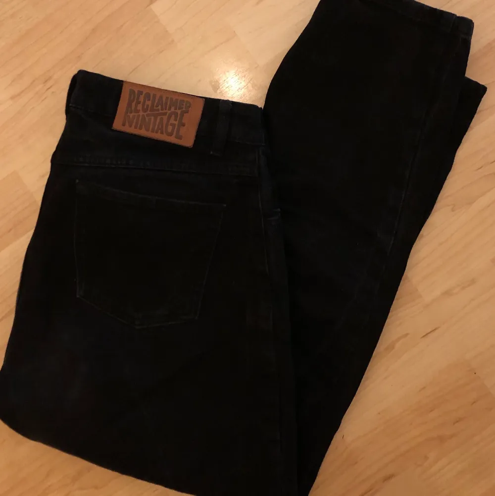 Mom jeans från märket reclaimed vintage. Riktigt snygga men lite för korta i benen för mig. . Jeans & Byxor.