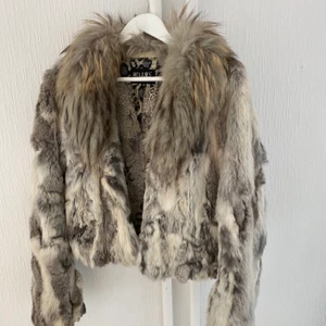 Hollies jacka -  hollies jacka/ päls passar även mig som är S och sitter jätte fint