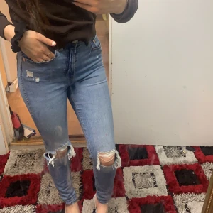 Jeans  - Säljer ett par fina jeans! Använda Max 4 gånger så ganska nya ❤️möts bara upp 