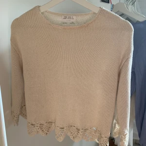 Super fin zara tröja  - Jättefin stickad tröja med volang. Tyvärr blivit för liten. Använd 4-5 gånger och är i nyskick! Så fin att ha över en vit skjorta exempelvis men som tyvärr inte riktigt framförs i kameran. Buda från 80kr+frakt eller direkt för 150kr+frakt💞🥰