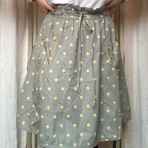 Dansk designkjol - Exklusiv dansk designkjol i 50-tals och retrostil.🌼 Märket (nümph) och även fodrar kjol i prickigt mönster. Köparen står för frakten🐚