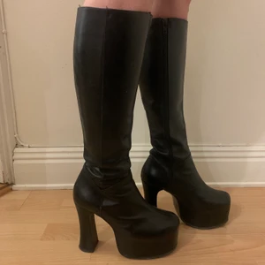 Svarta höga stövlar  - Sjukt snygga stövlar från 2000-talet som tyvärr är för små för mig. Hoppas dom kommer till bättre användning hos någon annan. Bra skick 💞
