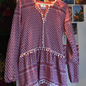 Matilda Djerf klänning - Så himla fin sommarklänning som min syster köpte av Matilda Djerf, perfekt till sommaren och så otroligt skön. Säljer då den inte kommer till användning och är lite för kort på mig för min smak! I perfekt tillstånd och har såå fina detaljer!