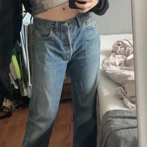 Low/mid rise Levis jeans - Säljer dessa trendiga low/mid rise raka 501 Levis jeans som inte längre kommer till användning, dels för att de är ganska stora i rumpan och midjan. De är köpta på humana alltså second hand så skicket på de är ganska/sådär bra. Köpta för 250kr och säljer för 250kr. Storleken står inte på men tänker ungefär 27/28. Jag och köparen kommer överens om frakten💞