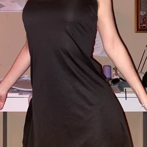 Cool svart klänning - Ball svart klänning som passar till det mesta, når knäna på mig som är 162, jättefin men säljer då jag har liknande. Jätteskön och perfekt till sommaren!