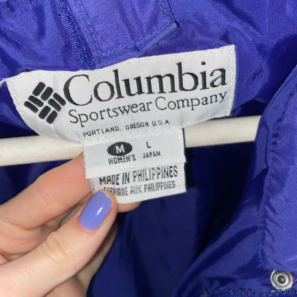Columbia vindjacka köpt för ca 500kr. Använd en del gånger men felfritt skick! Fraktar mot fraktkostnad eller möts TC💜💕 Nuvarande bud på: 320kr exklusive frakt🥰. Jackor.