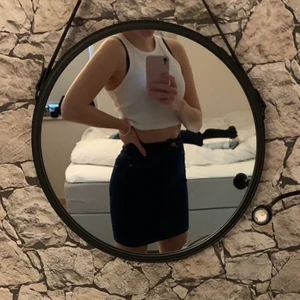 Mörk blå jeans kjol! - Denna ursnygga blåa jeanskjol säljer jag nu! Den sitter tight och är otroligt stretchig. Den är även högmidjad och i bra skick då den bara är använd några få gånger. Köpt på Gina Tricot.