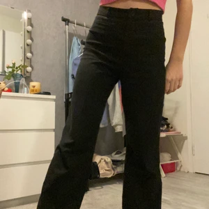 Monki kostymbyxor - Finaste och skönaste byxorna från monki, jättebra skick. Som oanvända. Jag är 160 och dom har perfekt längd på mig men skulle även passa lite längre och kortare såklart. Lite osäker på om jag vill sälja, så intressekoll 🥰