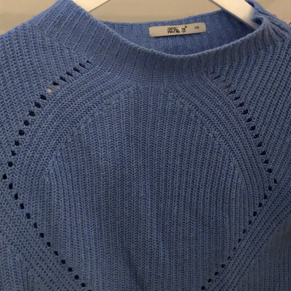 En fin enkel blå stickad tröja i storlek XS. Bra skick, köparen står för frakten 🤍. Stickat.