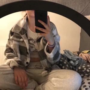 rutig kofta - rutig kofta, riktigt skön och i ” filt ” material. Rekommenderar starkt, skulle gärna behålla själv men säljer pga stil byte. Storlek: S men känns som M