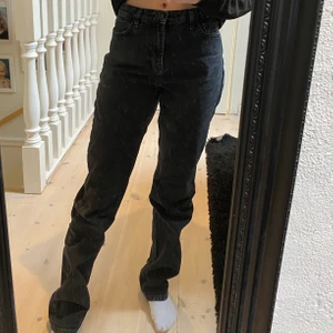 Straight leg jeans - Raka jeans från Nelly i storlek 36. Långa i benen, passar på mig som är runt 168 cm men funkar även på lite längre. 