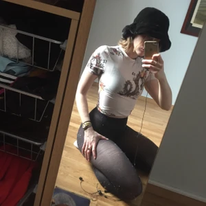 Magtröja kinesisk drake  - En tunn tight magtröja med hög hals och kinesiska drakar. Storlek runt s. Vis snabb affär kan priset absolut diskuteras.