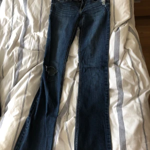 Bootcut jeans, Hollister - Fina bootcut jeans från Hollister, ett hål vid knät. Bra skick.