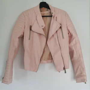 Skinnjacka - Säljer denna nästintill oanvända skinnjackan från tessie. Säljer den även i svart, (den svarta är mer använd). Nypris ca 400-500 kr, jag säljer för 200 kr