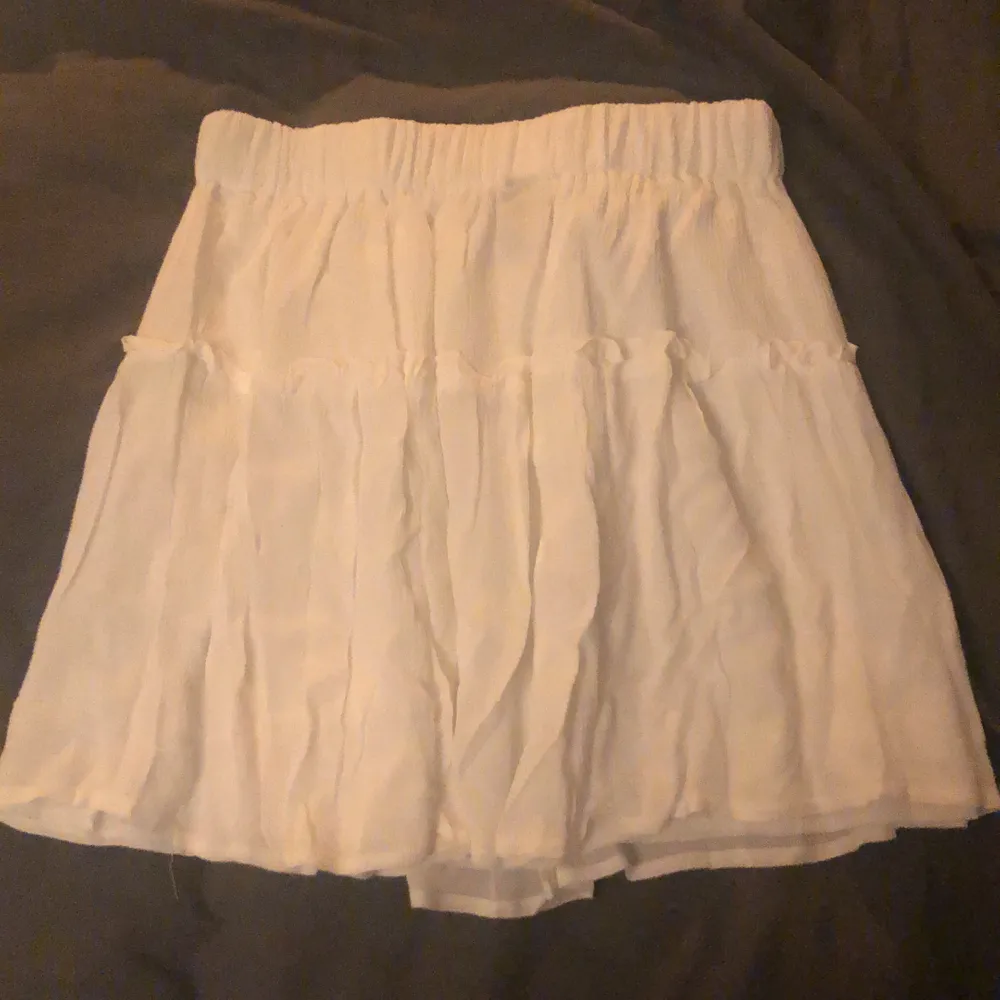 Säljer denna jättefina vita kjolen från shein då den tyvärr är för liten. Materialet är jättebra och den är inte genomskinlig. Aldrig använd utan endast testad. Köparen står för eventuell frakt.. Kjolar.
