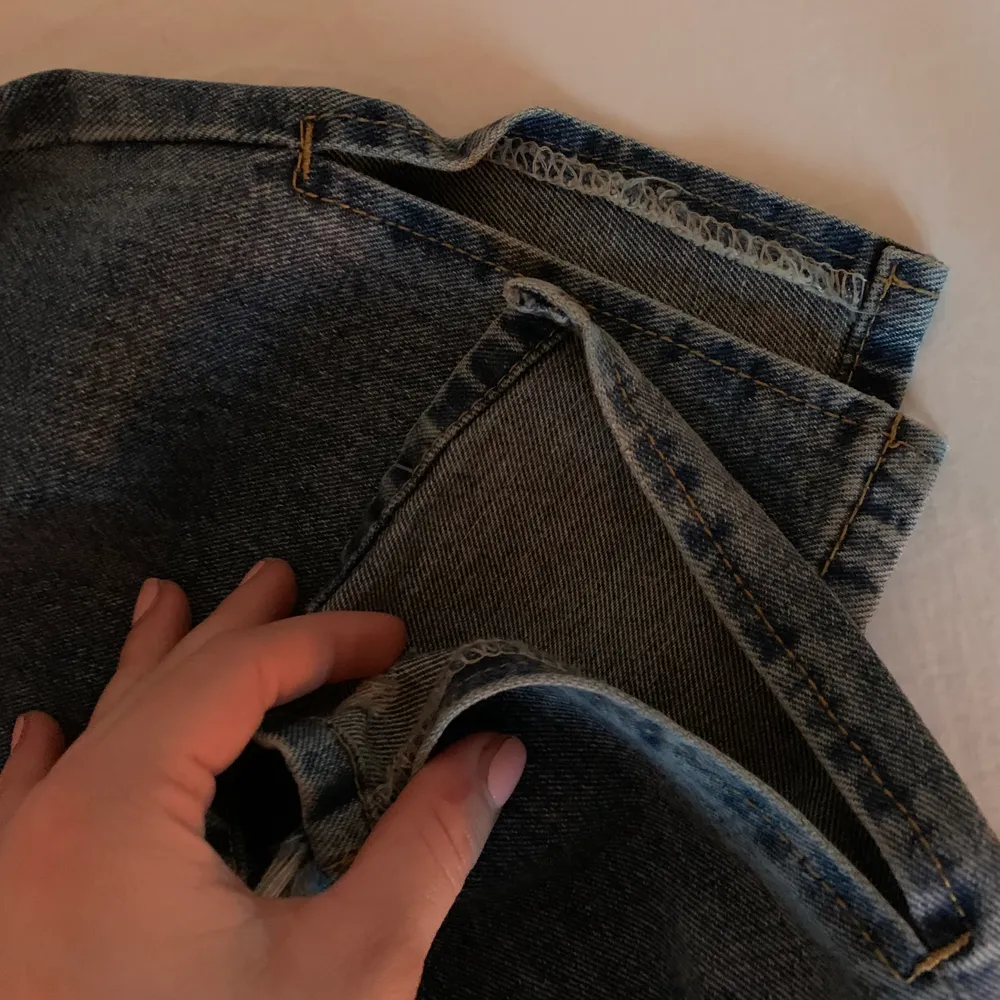 Långa jeans!!! Med slitts. Brukar ha längd 31/32 i byxor och dessa är lite för långa. Helt oanvända. Prislapp kvar. Tvättad mörk jeans färg & bra kvalite. . Jeans & Byxor.