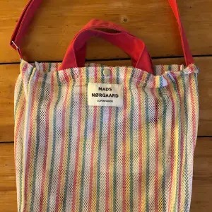 Summer bag from Mads Norgaard, colourful net style, laptop fits in there 🌸