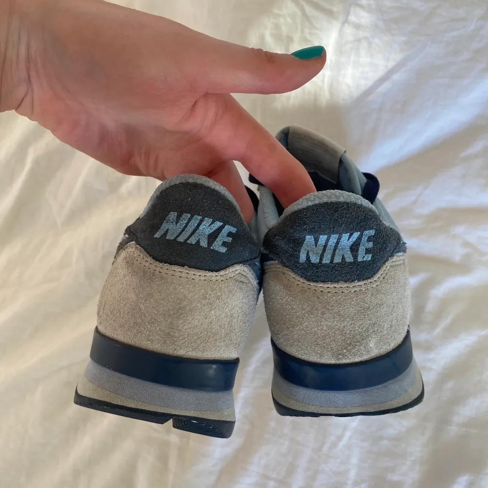 Snygga Nike sneakers i bra skick! Säljer eftersom dom är lite små på mig som brukar ha 41/42 i skor🤍 Skriv privat vid intresse!. Skor.