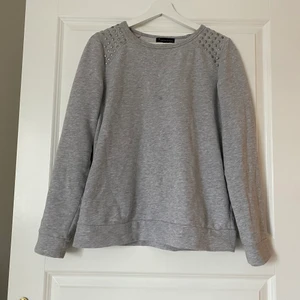 Sweatshirt med nitar  - As ball sweatshirt med lite coola detaljer skulle säga att den är i strl S fast oversized😍