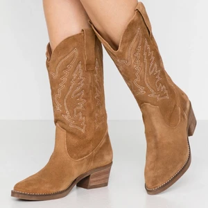 Cowboy boots - SLUTSÅLDA! Säljer dessa boots i storlek 36! Endast använda fåtal gånger. Dom är i då väldigt bra skick och är faktiskt väldigt sköna att gå i💓 Letar snabbaffär