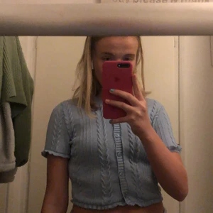 Blå tröja - Jättefin blå kortärmad tröja från Zara. Använd typ en gång. Stl L men den passar xs/s