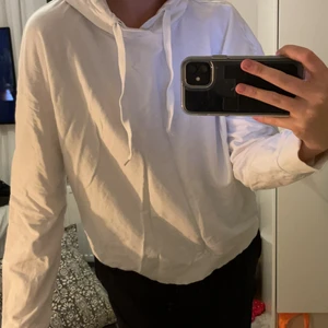 hoodie  - vit hoodie från lager 157. strl M. använd men fint skick
