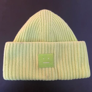 Acne Mössa - Acne mössa i neonfärg. Använd men i bra skick!