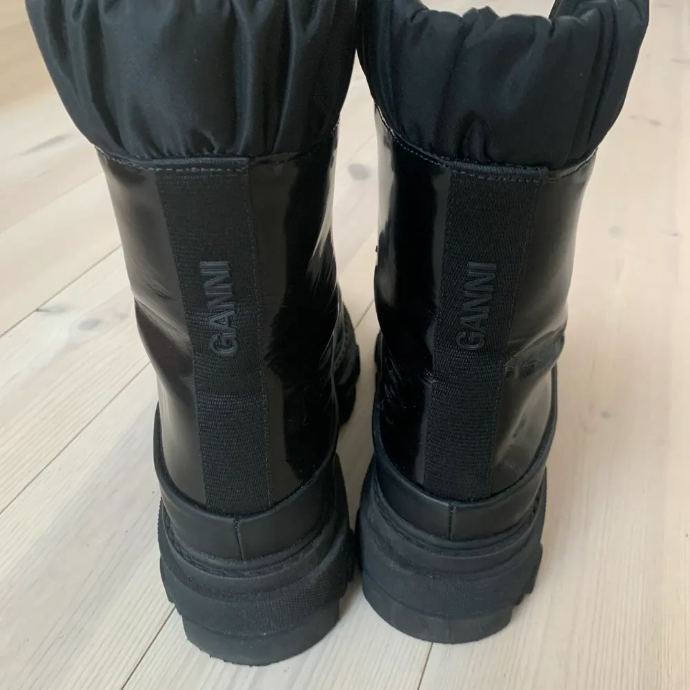GANNI brush off & nylon boots i strl. 37. Använda en dag så i princip helt nya, säljer pga att de är för små för mig och jag köpt en större storlek.. Skor.