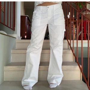 Low waist  - Lånad bild säljer dem vidare här på plick för att dem va lite förstora för mig och har inte tid att sy in dem, jätte snygga sitter low Waist och man ser inte igenom de vita tyget 💖