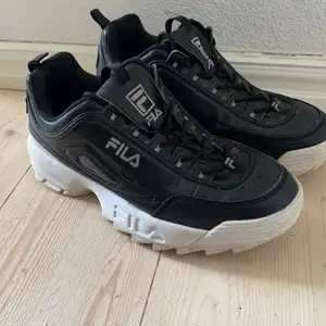 Svarta Fila sneakers i fint skick. Storlek 42 men små i storlek så mer som 41. 