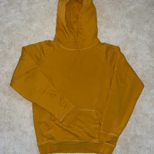 Hoodie - Hoodie köptes här på plick. Säljer pga att den kommer inte till användning. Bra skick :) Köpare står för frakt