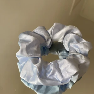 Blå schrunchies  - Blå scrunchies, köparen står för fraktpengarna!💓