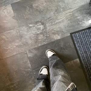 Svart/gråa Zara jeans  - Tyvärr har dessa blivit för stora för mig och behöver då ett nytt hem🖤Klippta ca 5 cm men sitter bra i längden på mig som är runt 160. I storlek 36 och använda sparsamt några få gånger!!🖤Säljer för 150kr!! (Spårbar frakt tillkommer på 66kr) 