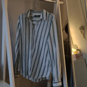 Vit/grön skjorta i storlek XS.  - Säljer min super fina skjorta som jag köpte för ca 1.5 år sedan och är endast använt 2 gånger. Alla knappar går att öppna så man kan själv välja hur man vill ha den. Det är bara att skriva privat för fler frågor eller annat💚🤍 (nypris 299)