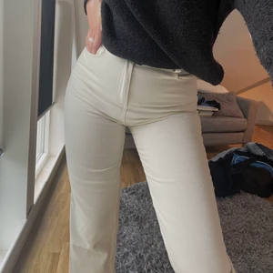 Byxor i Twill - Twillbyxor från Nelly i storlek 36, passar även en 38. Sitter perfekt och är i iprincip nytt skick. Nypris 499kr