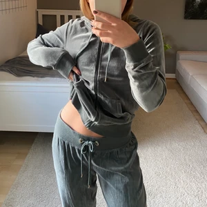 Mjukisset  - Mjukisset från Cubus 💞 byxorna är i M, tröjan i S. Mer gröna i verkligheten 