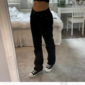 Svarta Mid Rise jeans från Zara - Super snygga slutsålda jeans från zara. Samma modell som finns i andra färger på Zaras hemsida. Jag säljer jeansen pga att de är för små för mig. Aldrig använda, bara testade. Första bilden är lånad, andra bilden är från Zaras hemsida. ❤️