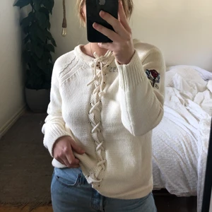 Kabelstickad tröja - Vit kabelstickad tröja från odd Molly🤍 går att bära både ”fram” och ”bak”!