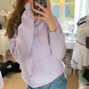 Lila hoodie - Super snygg hoodie i bra skick. Första bilden visar färgen bäst! Använd mycket men super skön i materialet! Skriv privat för fler bilder eller vid frågor❤️😊