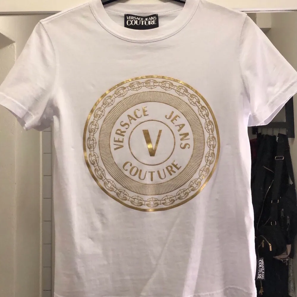 T-shirt ifrån Versace Jeans Couture i storlek xs. Endast använd en gång, nypris från zalando är 1145kr. 😊. T-shirts.