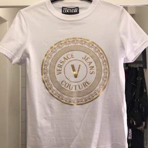 T-shirt ifrån Versace Jeans Couture i storlek xs. Endast använd en gång, nypris från zalando är 1145kr. 😊