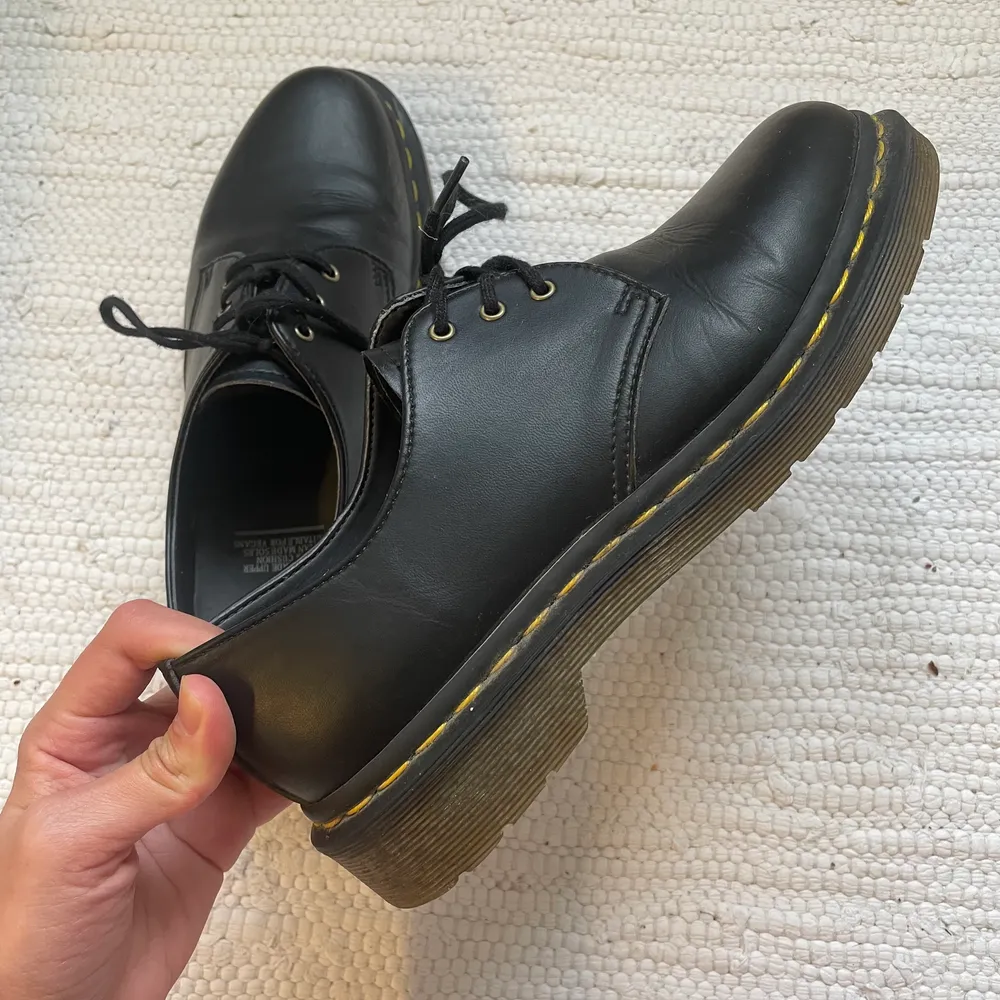 Dr Martens, dam, storlek 40. Säljer dem för att jag inte använder dem, har använt dem 10 gånger kanske. Kan träffas i Malmö, Trelleborg och i närheten, eller skicka dem via post :) . Skor.