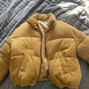 Manchester puffer  - En puffer jacka i Manchester(curduroy) material. Super fint skicka, jackan är från Bershka. Storlek xs/s men jag får plats med en tjocktröja under och brukar bära storlek small  nypris ca 449